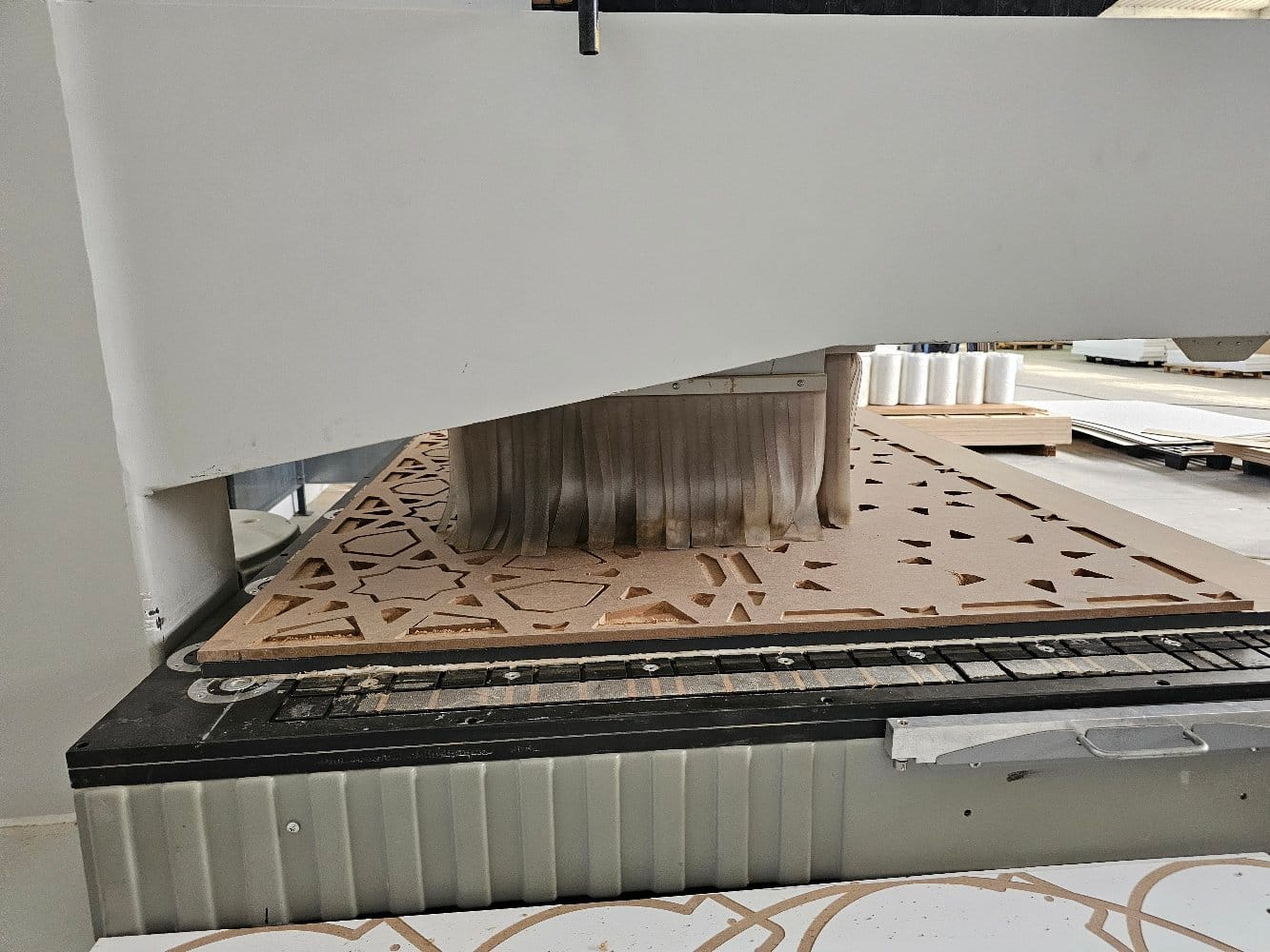 EL Company's 5-axis CNC machining an intricate pattern